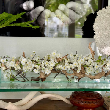 Vaso de Vidro Casa Moderna com Flores de Cerejeira