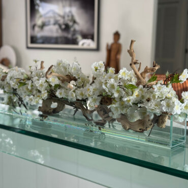Vaso de Vidro Casa Moderna com Flores de Cerejeira