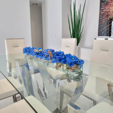 Cachepô de Vidro Casa Moderna com Orquídeas Azuis
