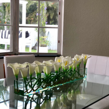 Cachepô de vidro Casa Moderna com Lírios-brancos (Calla)