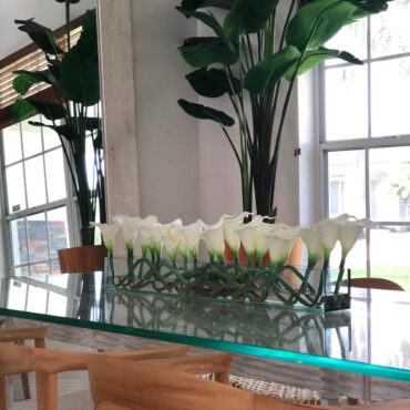 Cachepô de vidro Casa Moderna com Lírios-brancos (Calla)
