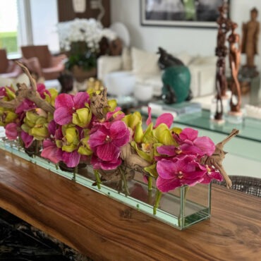 Vaso de Vidro Casa Moderna com Vandas Rosas e Cymbidiums Verdes