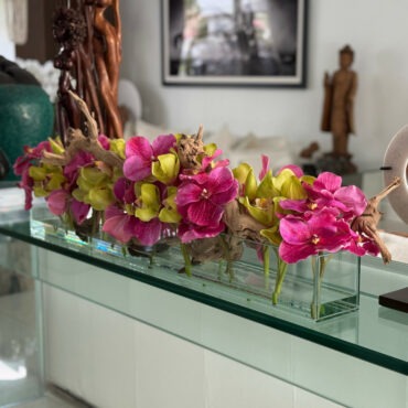 Vaso de Vidro Casa Moderna com Vandas Rosas e Cymbidiums Verdes