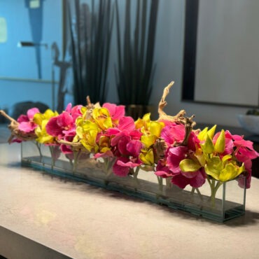 Vaso de Vidro Casa Moderna com Vandas Rosas e Cymbidiums Verdes