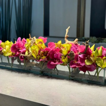 Vaso de Vidro Casa Moderna com Vandas Rosas e Cymbidiums Verdes