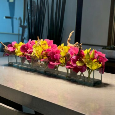 Vaso de Vidro Casa Moderna com Vandas Rosas e Cymbidiums Verdes