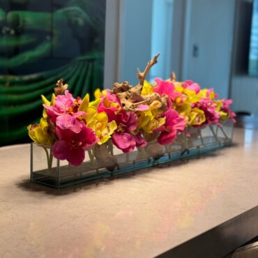 Vaso de Vidro Casa Moderna com Vandas Rosas e Cymbidiums Verdes