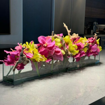 Vaso de Vidro Casa Moderna com Vandas Rosas e Cymbidiums Verdes