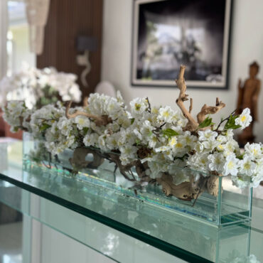 Vaso de Vidro Casa Moderna com Flores de Cerejeira