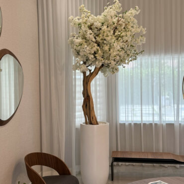 Cachepô St. Tropez Bege Fosco com Árvore de Flores de Cerejeira Branca Sob Medida