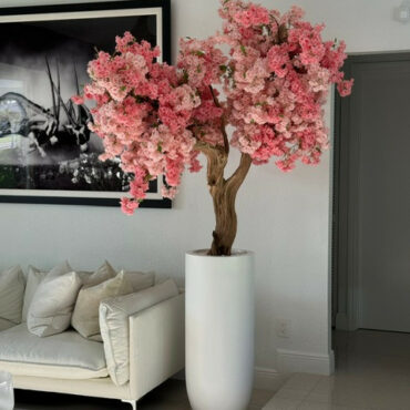 Cachepô St. Tropez Branco Fosco com Árvore de Flores de Cerejeira Rosa Sob Medida
