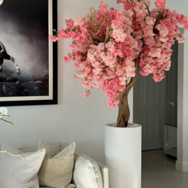 Cachepô St. Tropez Branco Fosco com Árvore de Flores de Cerejeira Rosa Sob Medida