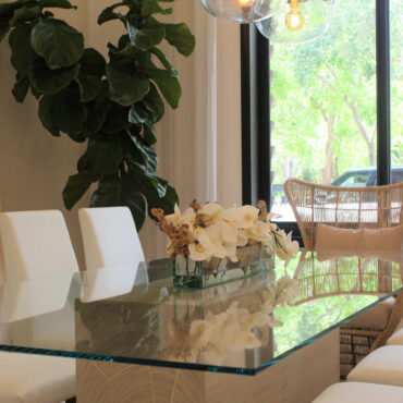 Cachepô de vidro  Casa Moderna com Orquídeas Brancas