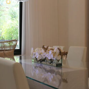 Cachepô de vidro  Casa Moderna com Orquídeas Brancas