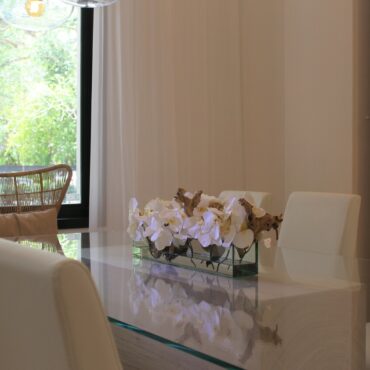 Cachepô de vidro  Casa Moderna com Orquídeas Brancas