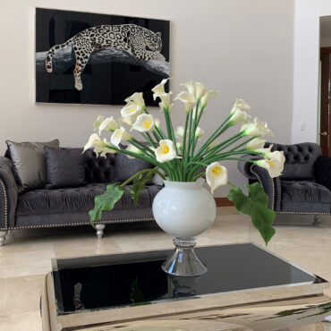 Vaso Refine com múltiplos Lírios-brancos (Calla)