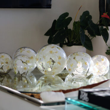 Vaso Crosswinds de com orquídeas brancas