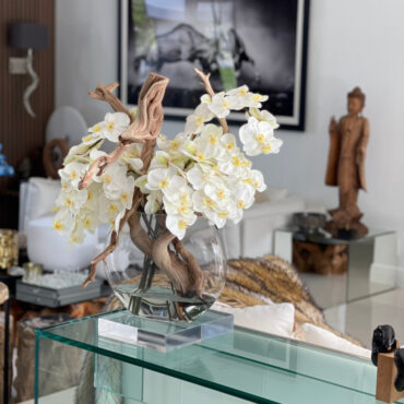 Vaso Moon de  com orquídeas brancas.