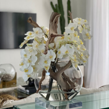 Vaso Moon de  com orquídeas brancas.