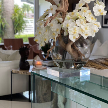 Vaso Moon de  com orquídeas brancas.