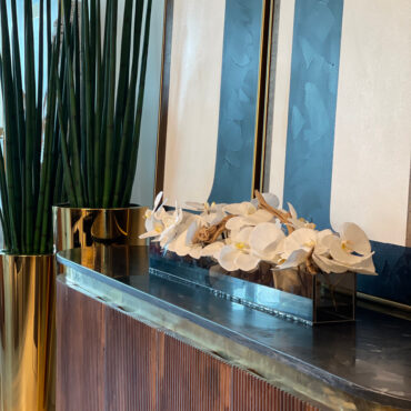 Vaso Casa Modernaem Prato de Vidro Preto com Orquídeas Phalaenopsis Brancas