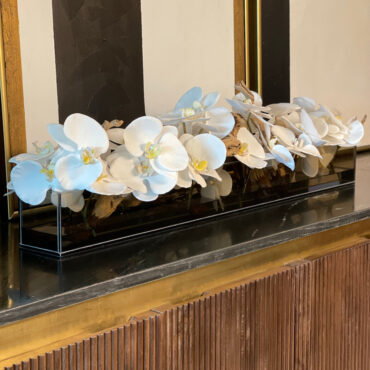 Cachepô de Vidro Preto Fumê 36″ Casa Moderna com Orquídeas Phalaenopsis Brancas