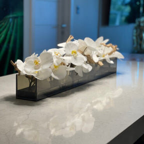 Cachepô de Vidro Preto Fumê 36″ Casa Moderna com Orquídeas Phalaenopsis Brancas