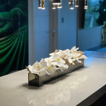 Cachepô de Vidro Preto Fumê 36″ Casa Moderna com Orquídeas Phalaenopsis Brancas