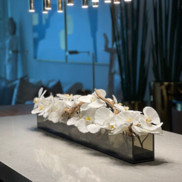 Cachepô de Vidro Preto Fumê 36″ Casa Moderna com Orquídeas Phalaenopsis Brancas