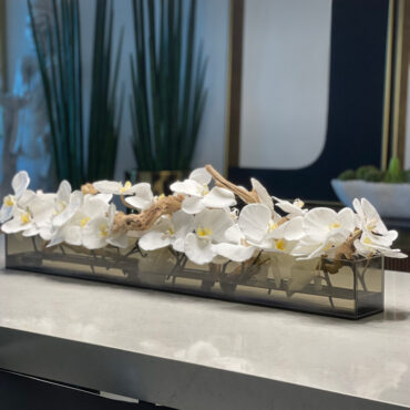 Cachepô de Vidro Preto Fumê 36″ Casa Moderna com Orquídeas Phalaenopsis Brancas