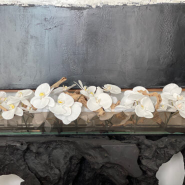 Cachepô de Vidro Preto Fumê 36″ Casa Moderna com Orquídeas Phalaenopsis Brancas