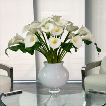 Vaso Refine com múltiplos Lírios-brancos (Calla)