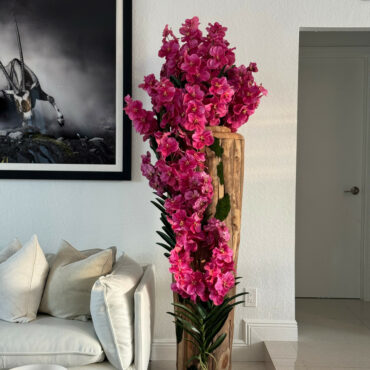Vaso Grande de Teca Live Edge com Orquídeas Vanda Rosas