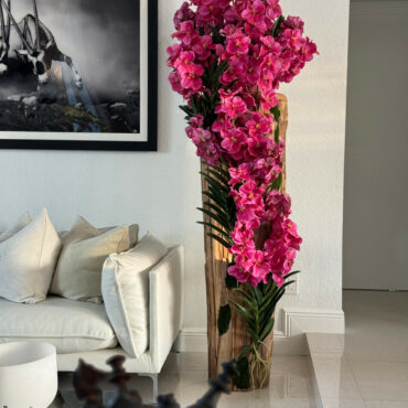 Vaso Grande de Teca Live Edge com Orquídeas Vanda Rosas