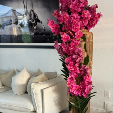 Vaso Grande de Teca Live Edge com Orquídeas Vanda Rosas