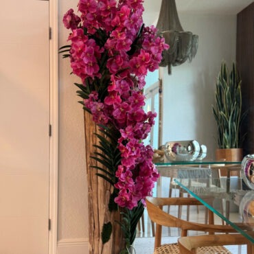 Vaso Grande de Teca Live Edge com Orquídeas Vanda Rosas
