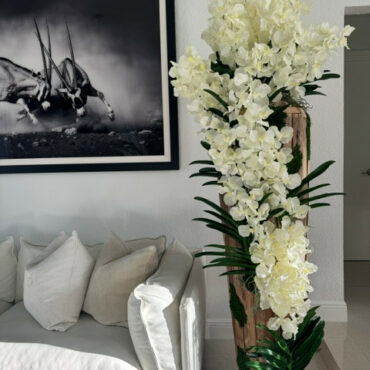 Vaso Grande de Teca Live Edge com Orquídeas Vanda Brancas