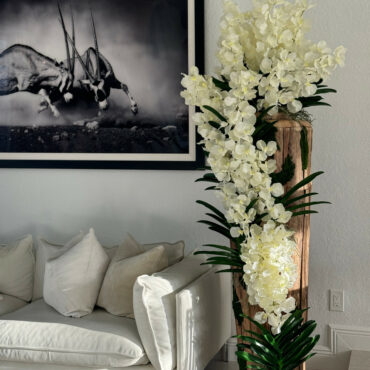 Vaso Grande de Teca Live Edge com Orquídeas Vanda Brancas