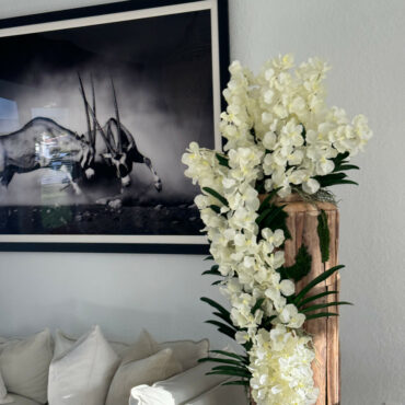 Vaso Grande de Teca Live Edge com Orquídeas Vanda Brancas