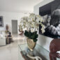 Vaso Vivien Dourado com Orquídeas Phalaenopsis Brancas