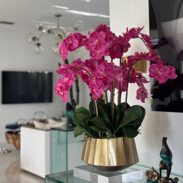 Vaso Helena Boat com Orquídeas Phalaenopsis Rosas