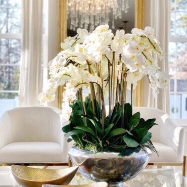 Tigela Avenue com Orquídeas Phalaenopsis Brancas