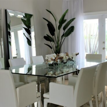 Cachepô de vidro  Casa Moderna com Orquídeas Phalaenopsis Brancas