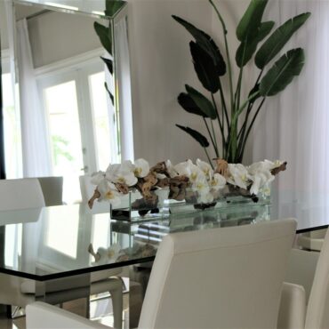 Cachepô de vidro  Casa Moderna com Orquídeas Phalaenopsis Brancas