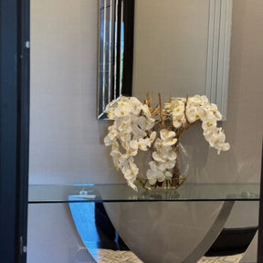 Vaso Moon de  com orquídeas brancas.