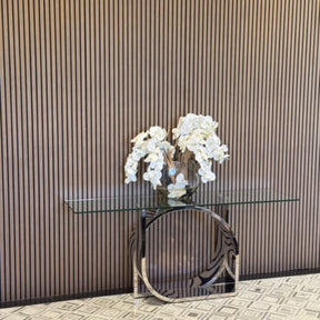Vaso Moon de  com orquídeas brancas.